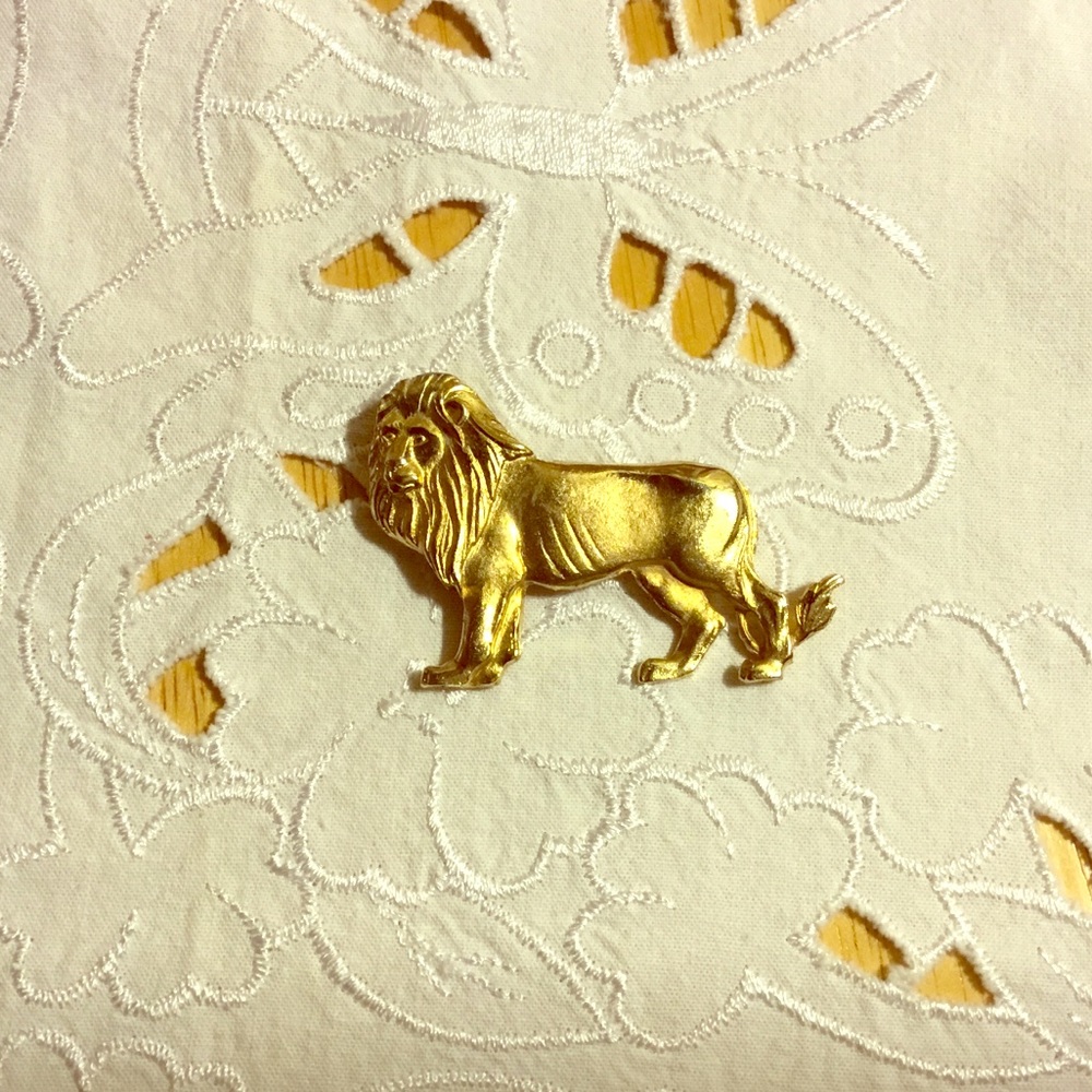 Women’s Vintage Lion Heart Brooch🙏